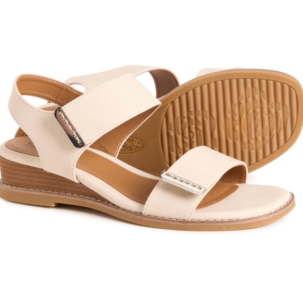 !NEW! Cream Sandals with Silver Accents❤️